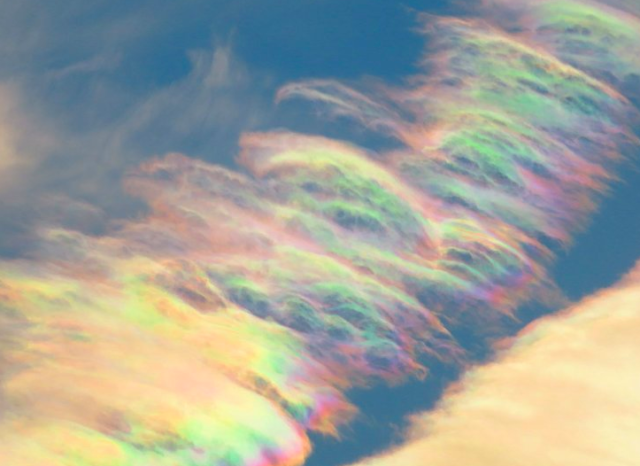 彩雲は幸運の前兆 スマホの待ち受けにすると素敵な効果もある